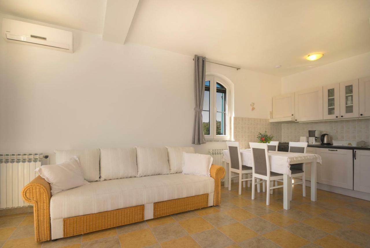Apartman Mendula Premantura Exterior photo